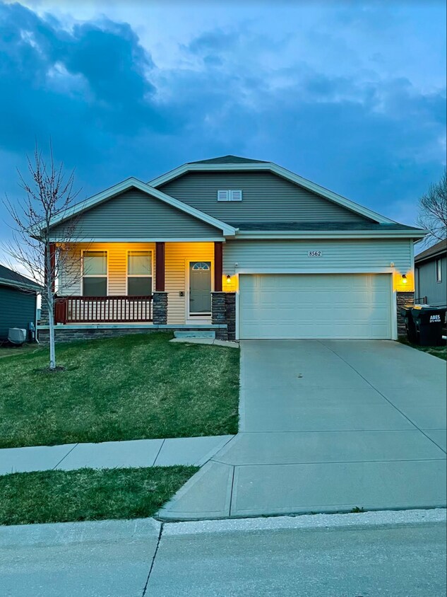 Foto principal - Spacious 4-Bedroom Near Lake Cunningham