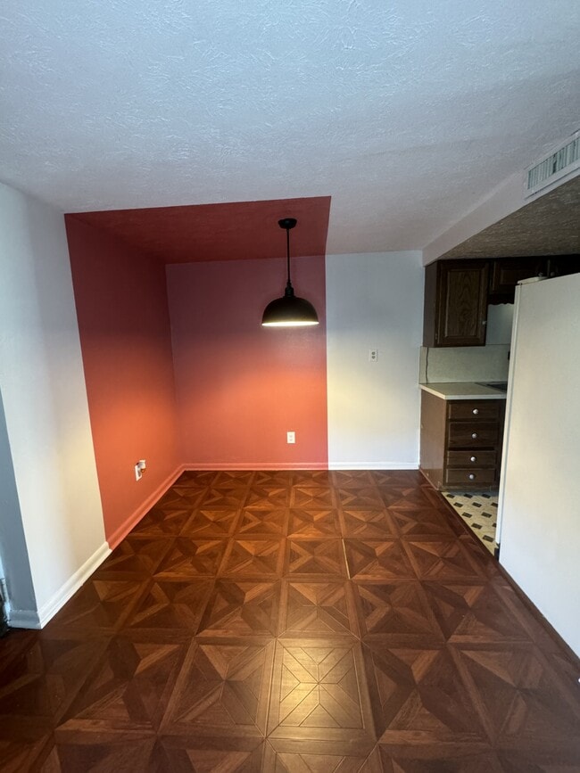 dining area - 120 S 38th Ave