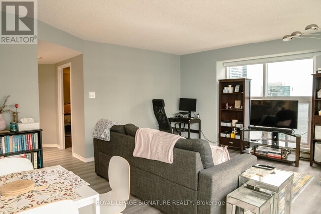 Photo du bâtiment - 77 Harbour Square