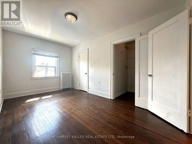 Photo du bâtiment - 858 Davenport Rd