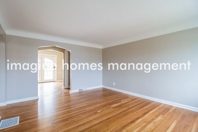 Foto del edificio - Cozy 3 Bedroom, 1.5 bath Brick Cape Cod in...