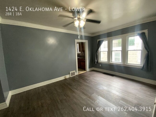 Building Photo - Recently Updated 2 Bedroom Lower Duplex