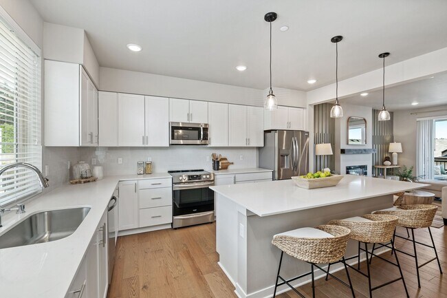 Foto del edificio - 4 Bedroom Kenmore Townhome with a Territorial View!