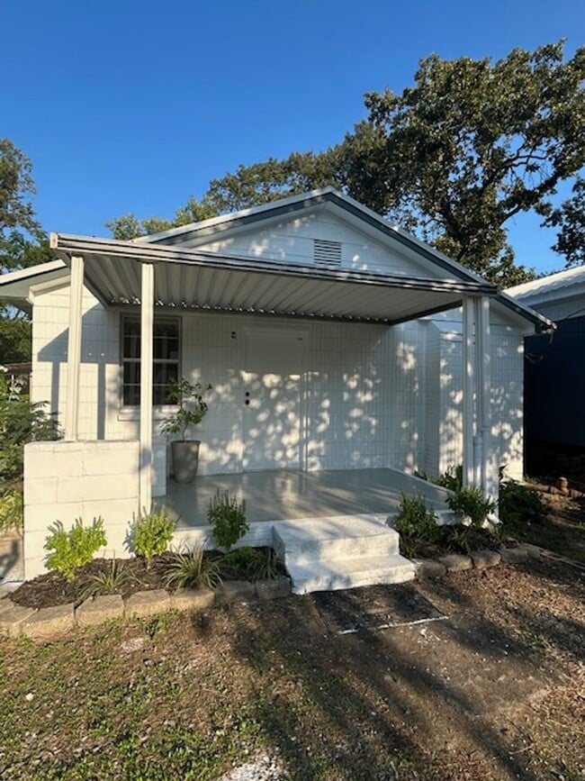 Building Photo - 220 Gragson