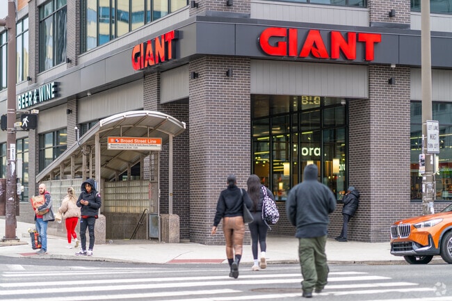 Callowhill shoppers head to Giant for groceries.