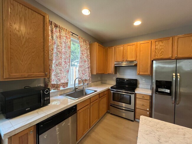 Foto del edificio - Beautiful Two-Level Townhouse with Gas Fir...