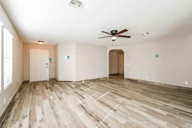 Foto del edificio - 10548 W Angels Ln