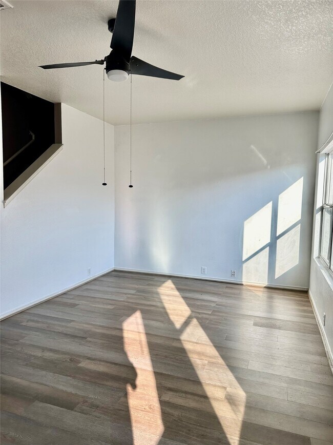 Building Photo - 29740 Sullivan Oaks Dr