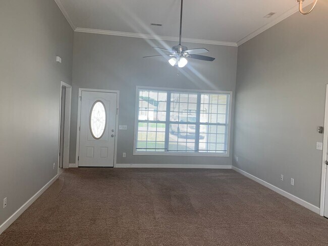 Foto del edificio - Bright and Open Floor Plan with Large Fenc...