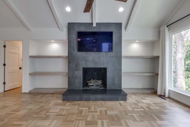 Foto del edificio - Renovated 3 Bed, 3 Bath Single Level Ranch...