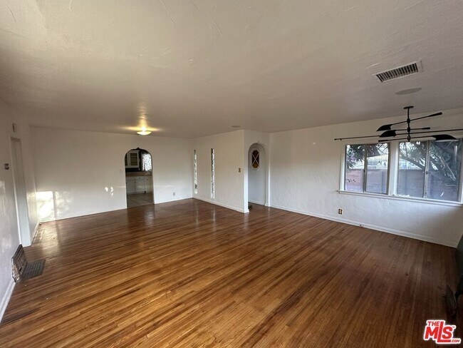 Foto del edificio - 4001 Chevy Chase Dr