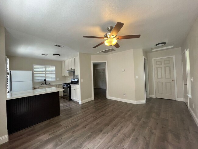 Building Photo - Amazing Location, Central Heat and Air, Washer & Dryer, Must See!