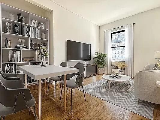 Building Photo - 215 W 101st St