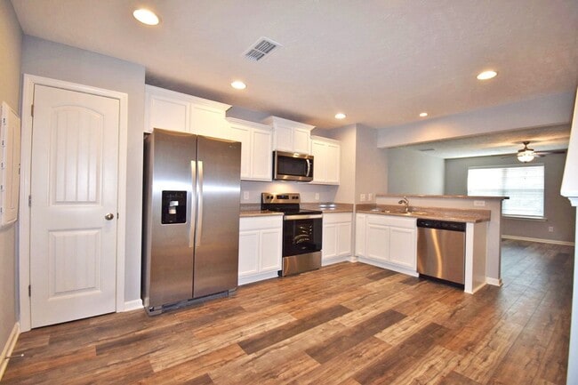 Building Photo - Wonderful 2BR/2.5BA Mboro townhome- 1 mile...
