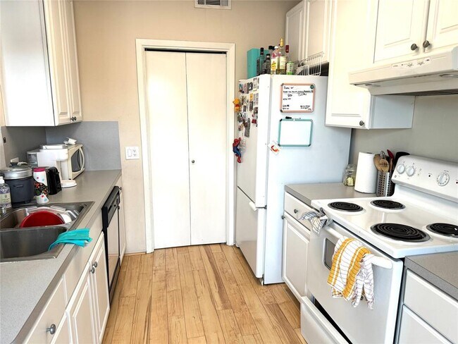 Building Photo - 808 W 29th St