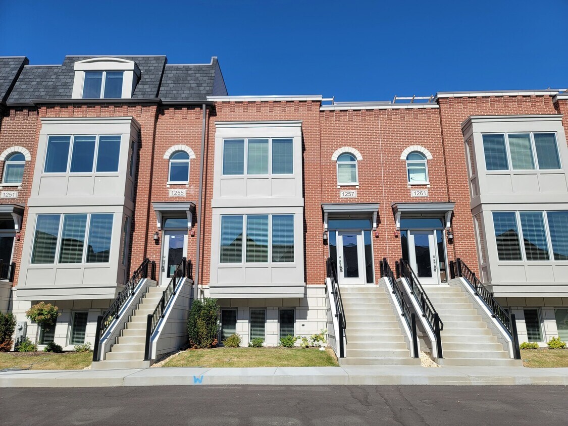 1257 Gateway Ct, Northbrook, IL 60062 Townhome Rentals in Northbrook