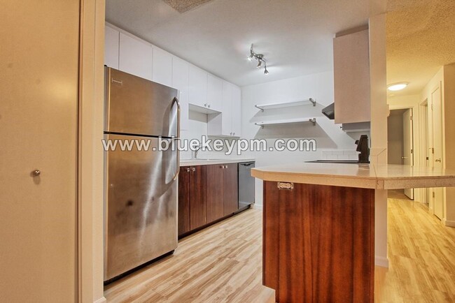 Foto del edificio - 2 Bed, 1 Bath Triplex in Sellwood-Moreland