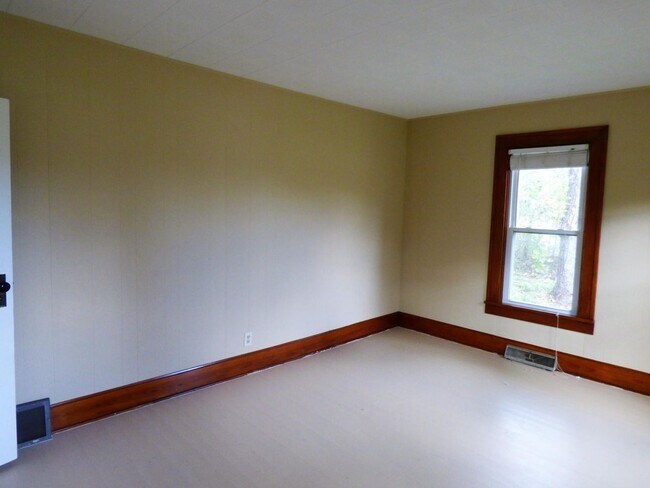 Building Photo - 3BR 1BA Farmhouse!