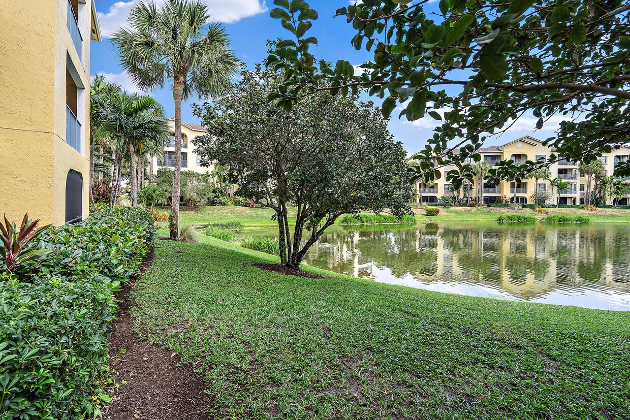 Building Photo - 300 Uno Lago Dr