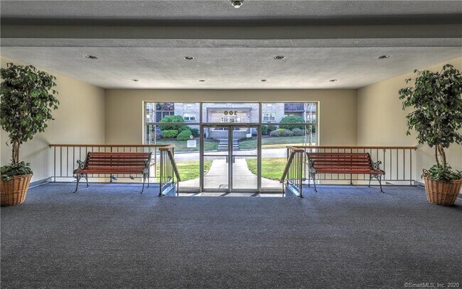 Building Photo - 300 Meadowside Rd