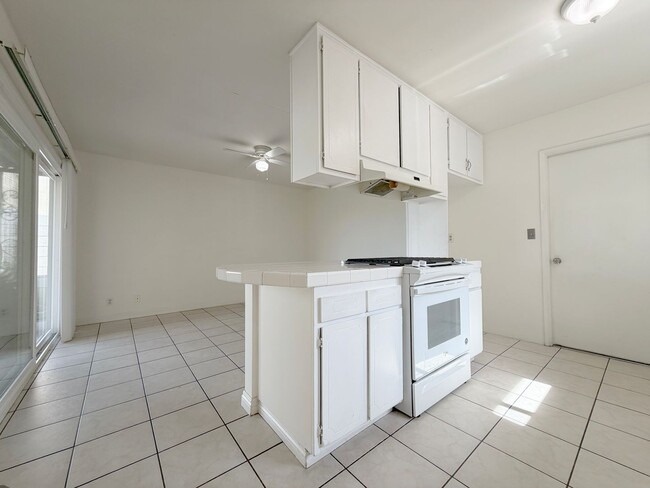 Building Photo - Single Story 3Bed Interior Location Large Yard