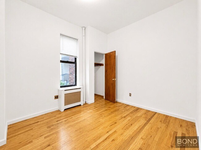 Building Photo - Sun Soaked 3BR + Roof Deck in a Prewar Elevator Building | Upper West Side