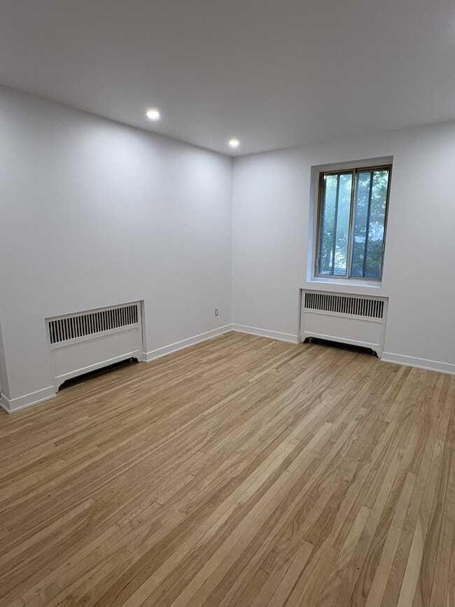 Building Photo - 5805 Côte Saint Luc Rd