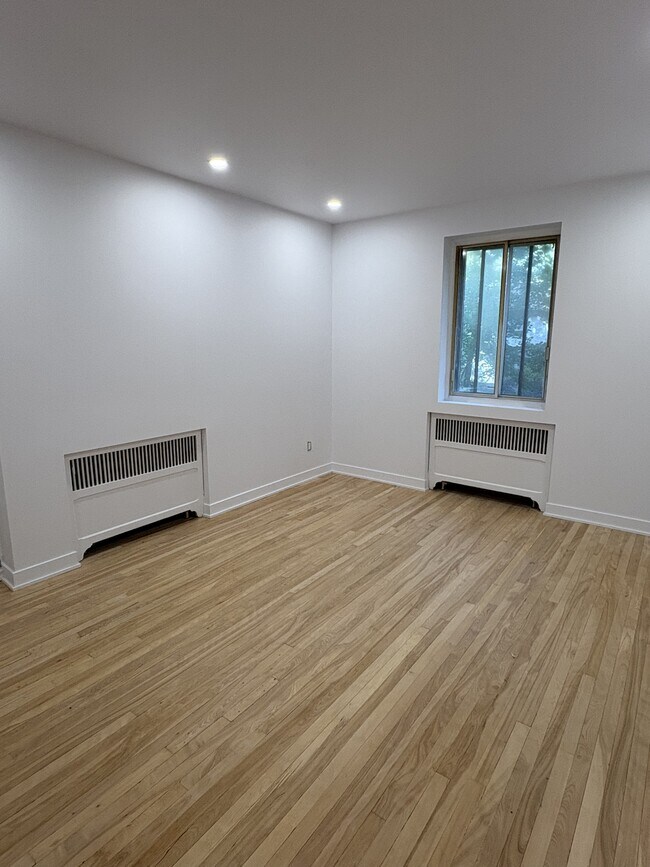 Photo du bâtiment - 5805 Côte Saint Luc Rd