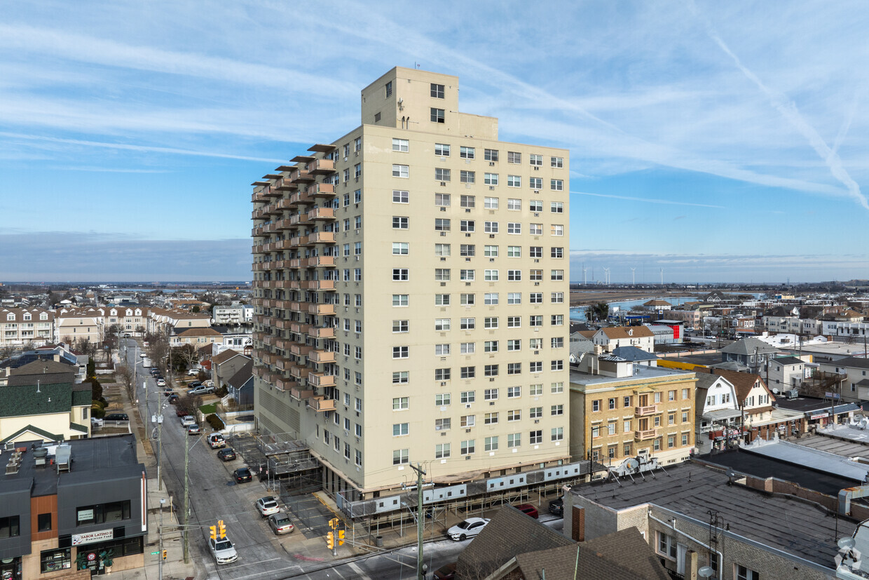 Primary Photo - Landmark Towers