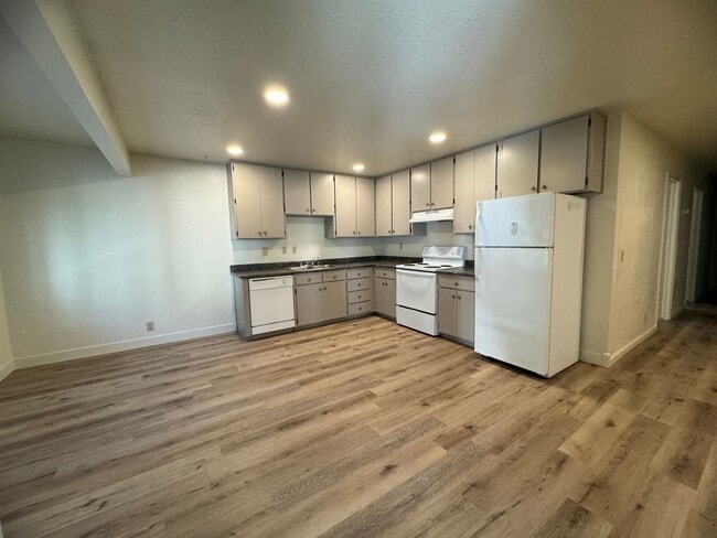 Interior Photo - 318 W 7th St