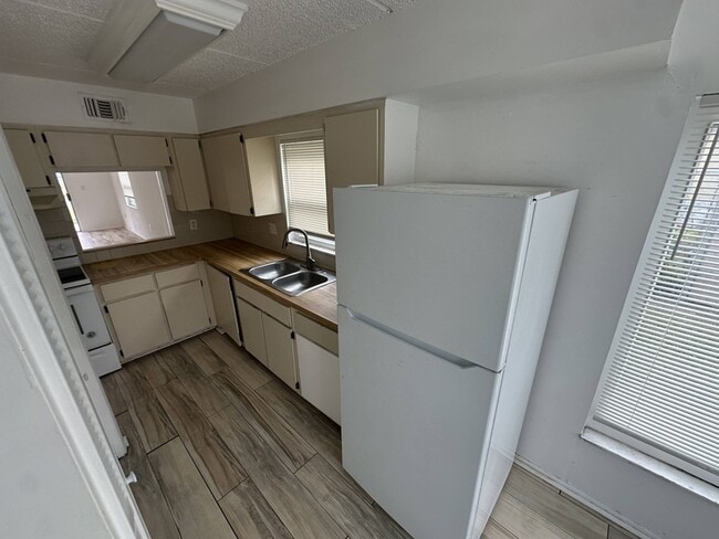 Building Photo - 6507 Dumont Ave