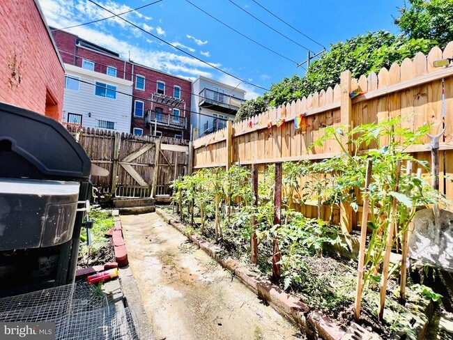 Building Photo - 726 Rock Creek Church Rd NW