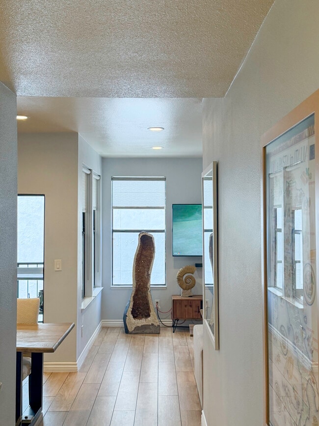 Building Photo - 425 E Ocean Blvd