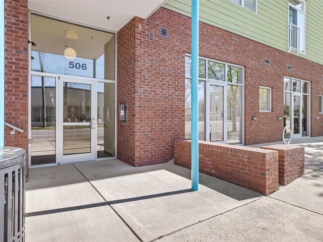 Foto del edificio - Price Reduced! Downtown Durham 1bd/1ba Corner-Unit Condo with On-Site Personal 1-Car Garage!