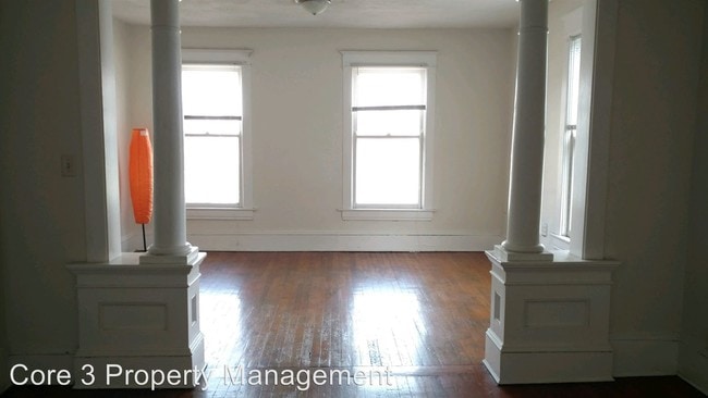 Building Photo - 707-707 E Grove St