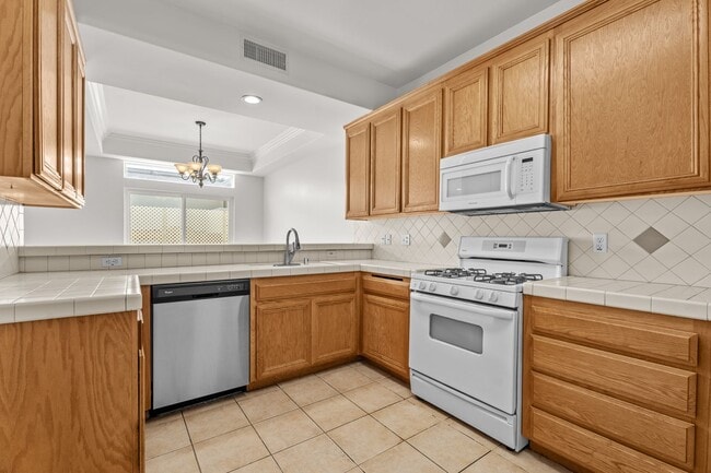 Building Photo - Spacious 2-Bed Townhome with Private Rooft...