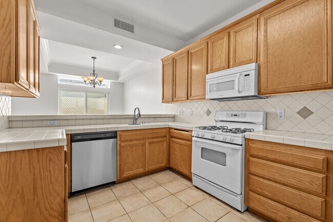 Foto del edificio - Spacious 2-Bed Townhome with Private Rooft...