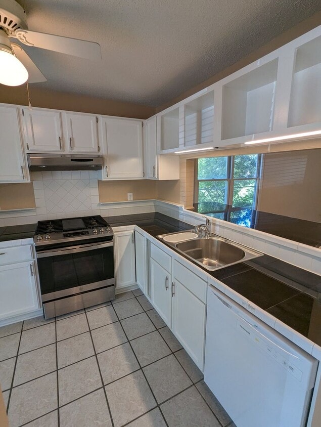 Photo - 220 St Andrews Ln