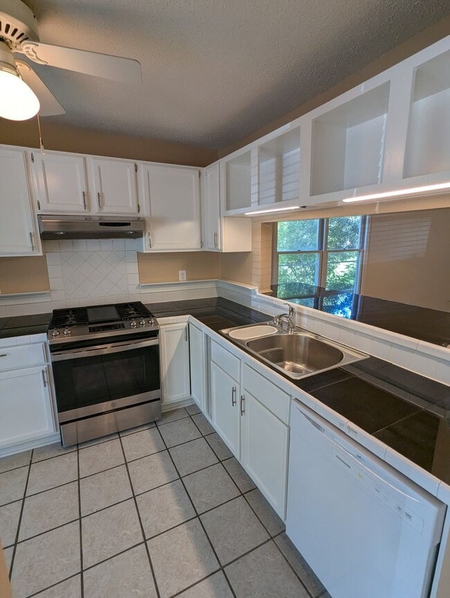 Building Photo - Beautiful townhouse with lakeside views, c...