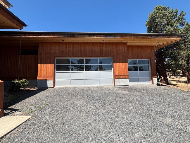 Building Photo - Stunning 4 Bed/3.5 Bath on 4.39 Acre Lot-7...