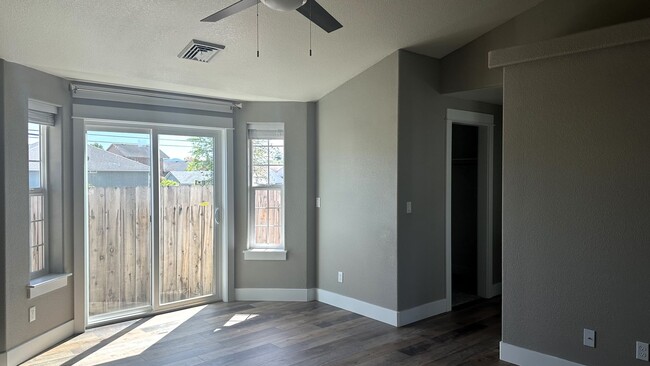 Foto del edificio - Fantastic 3 Bedroom 2 Bath House in Green!