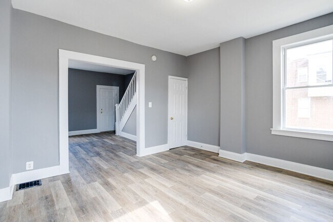 Building Photo - 3041 Kenyon Ave