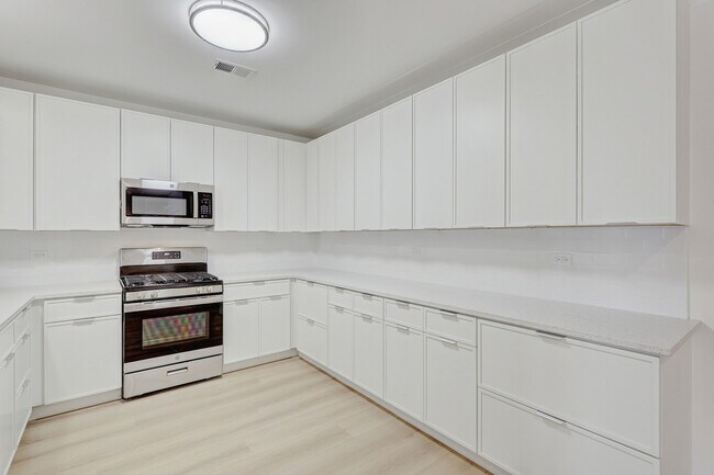 Foto del edificio - 9201 N Milwaukee Ave