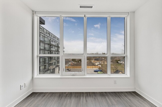 Photo du bâtiment - 681 Yonge St