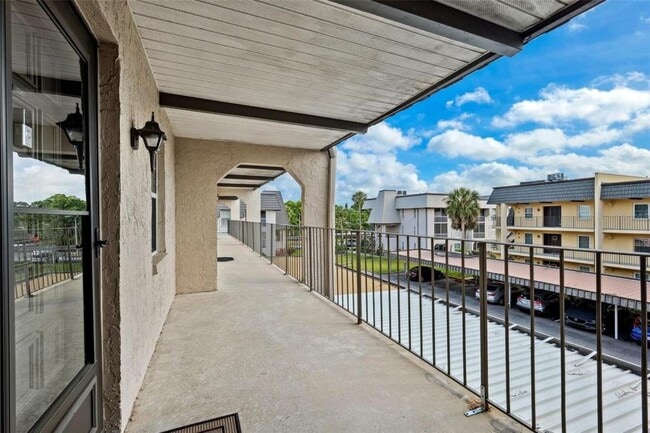 Foto del edificio - 8703 Bardmoor Pl