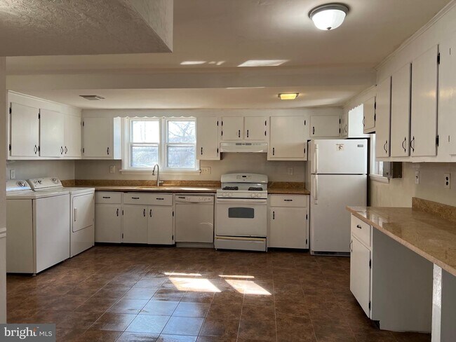 Building Photo - 327 Delaware Cir