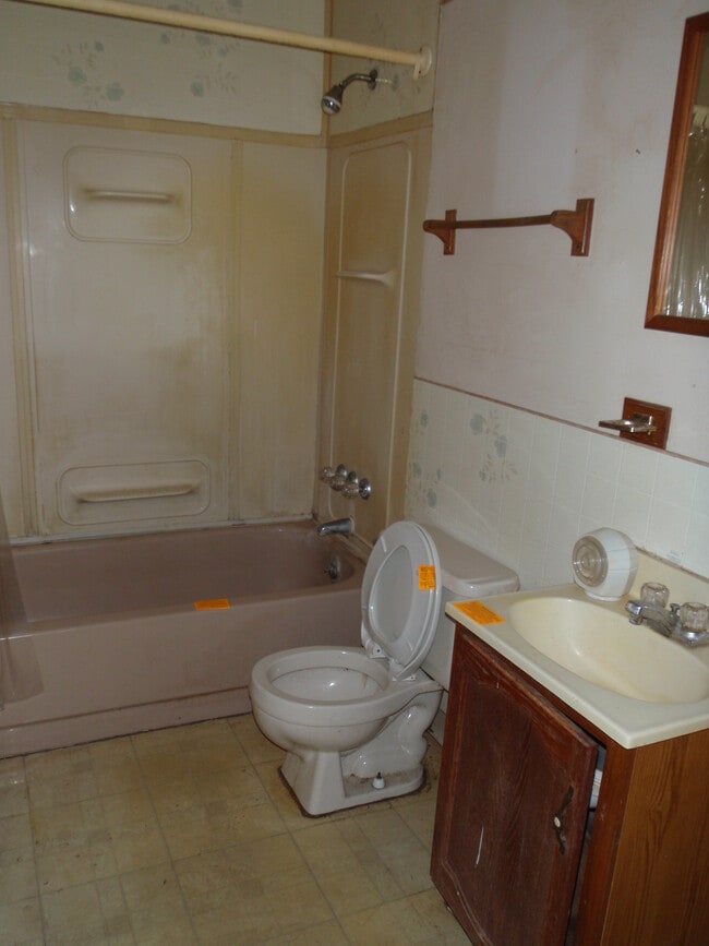 Building Photo - 857 Twin Oak Dr