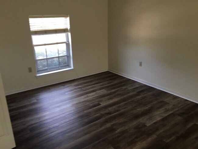 Building Photo - 907 Greencliff Rd