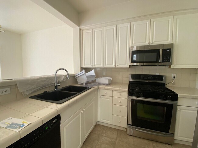 Foto del edificio - Charming 3 BD · 2.5 BA Condo | Located In ...