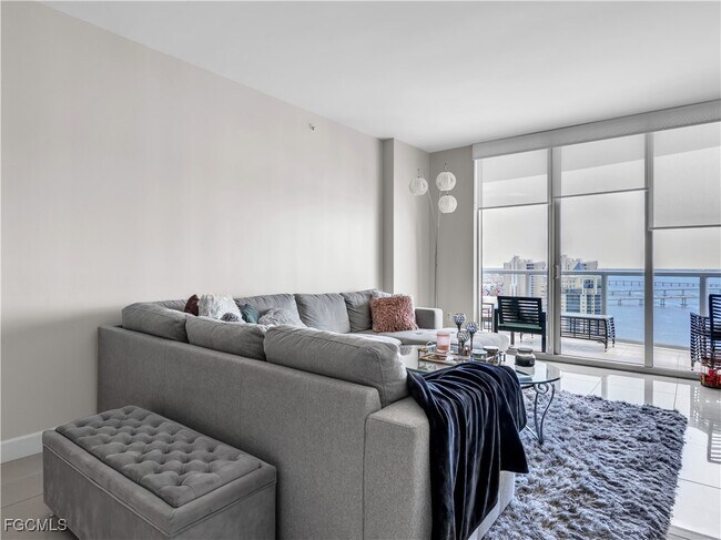 Foto del edificio - 3000 Oasis Grand Blvd
